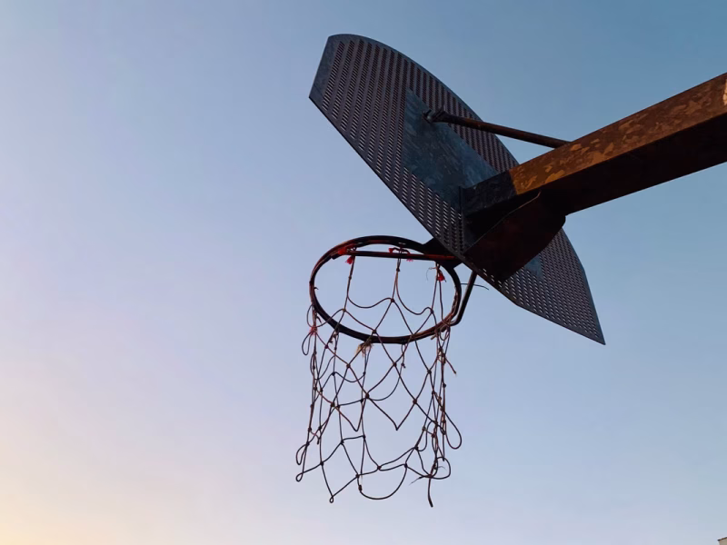 Peut-on trouver un panier de basket pas cher avec un budget limité ?