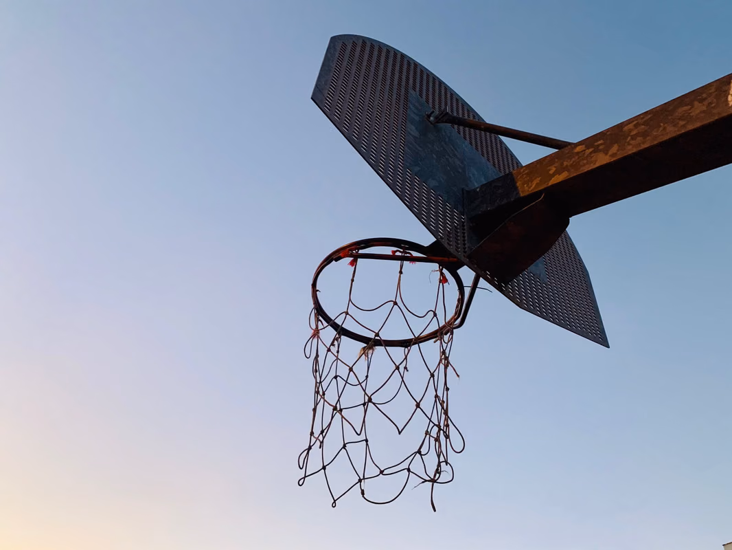 Peut-on trouver un panier de basket pas cher avec un budget limité ?