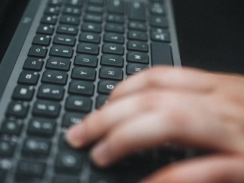 Claviers ergonomiques : réduire les douleurs au poignet