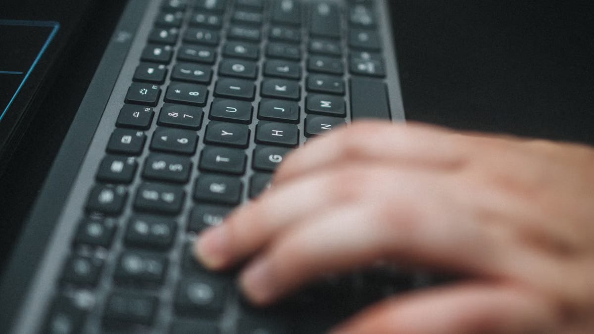 Claviers ergonomiques : réduire les douleurs au poignet